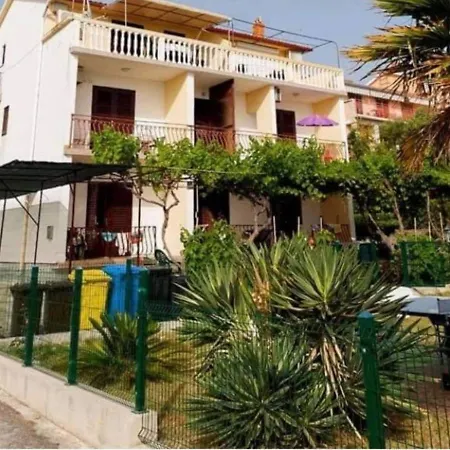 Apartman Petra S Pogledom Na More Banjol Exterior photo