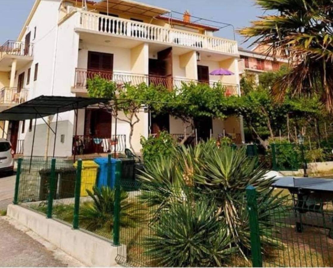 Petra S Pogledom Na Apartment Banjol